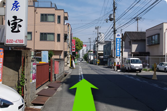 2つめの交差点までまっすぐ進んでください。