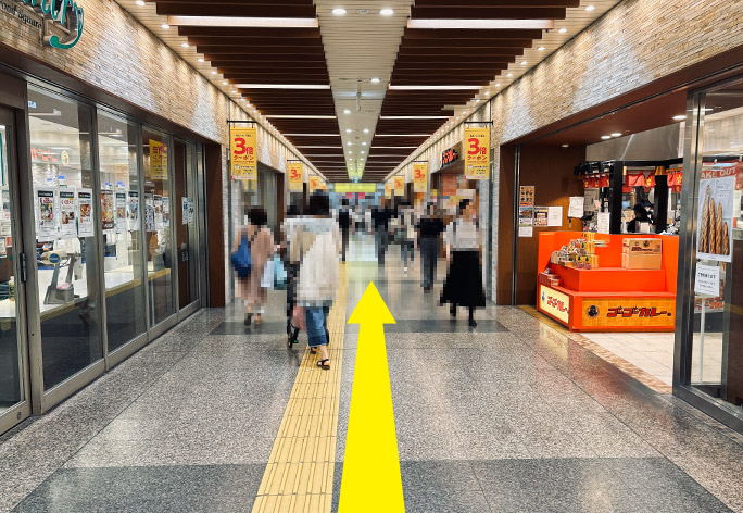 東口を出たら直進