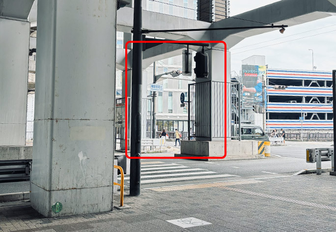 「VIERRA」を抜けると右前に見えるビルです。